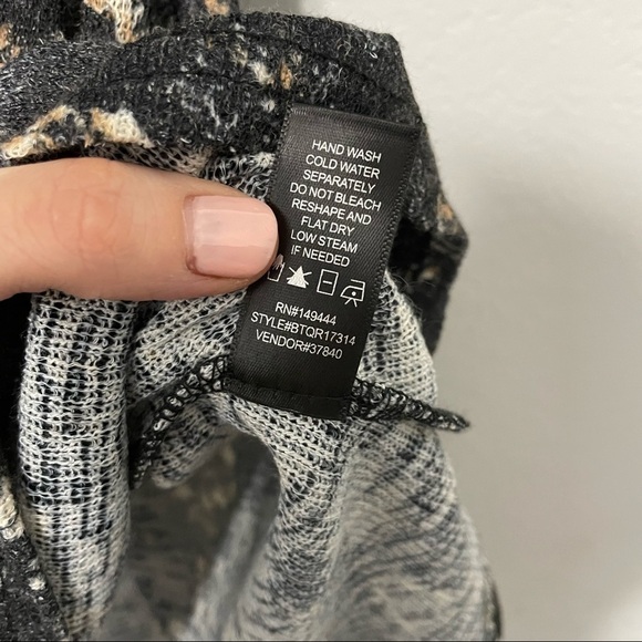 BKE Bohemian Blouse Floral Knit Cold Shoulder Embroidered Boho Women’s Small S - Picture 7 of 14